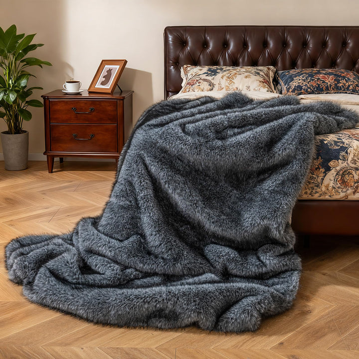 Giantex 740GSM Soft Plush Fuzzy Luxury Faux Wolf Fur Blanket for Sofa